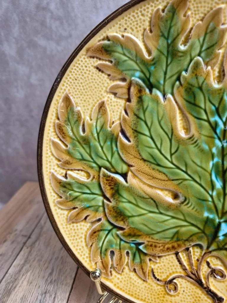 Prato de sobremesa antigo em barbotina - decoração de folhas em relevo - amarelo e verde – photo 4